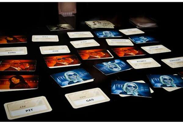 Imagen extra Codigo Secreto Juego de Cartas - Tematica Detectivesca - De 2 a 8 Jugadores - Edad desde 8 Años - Duracion 15min