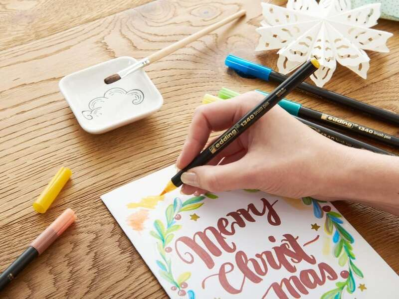 Imagen extra Edding 1340 Brush Pack de 4 Rotuladores - Punta Pincel Flexible - Trazo 1-3mm - Tinta con Base de Agua - Colores Oro, Negro, Gri