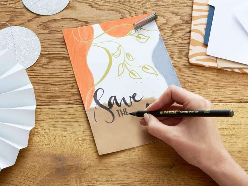 Imagen extra Edding 1340 Brush Pack de 4 Rotuladores - Punta Pincel Flexible - Trazo 1-3mm - Tinta con Base de Agua - Colores Oro, Negro, Gri