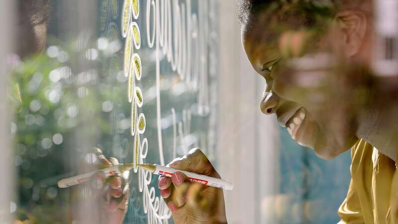 Imagen extra Edding 4085 Neon Pack de 4 Rotuladores de Tiza Liquida - Punta Redonda - Trazo 1-3mm - Olor Neutro - Colores Frambuesa, Amarillo