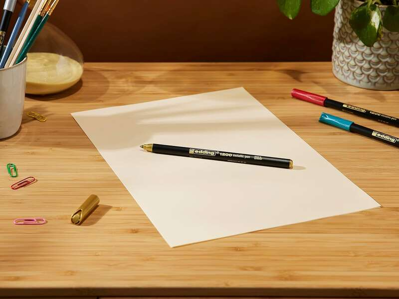 Imagen extra Edding 1200 Metallic Pack de 4 Rotuladores - Punta Redonda - Trazo 1mm - Tinta con Base de Agua - Colores Oro, Plata, Rojo y Ver