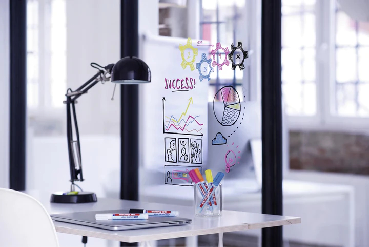 Imagen extra Edding 95 Pack de 6 Rotuladores de Tiza Liquida - Punta Redonda - Trazo 1.5-3mm - Colores Blanco, Amarillo, Negro, Naranja, Rosa