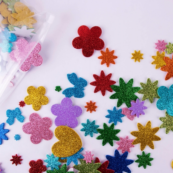 Imagen extra Apli Pack de 450 Formas de Goma EVA Adhesiva con Purpurina - Estrellas, Corazones, Flores y Mariposas - Grosor 2mm