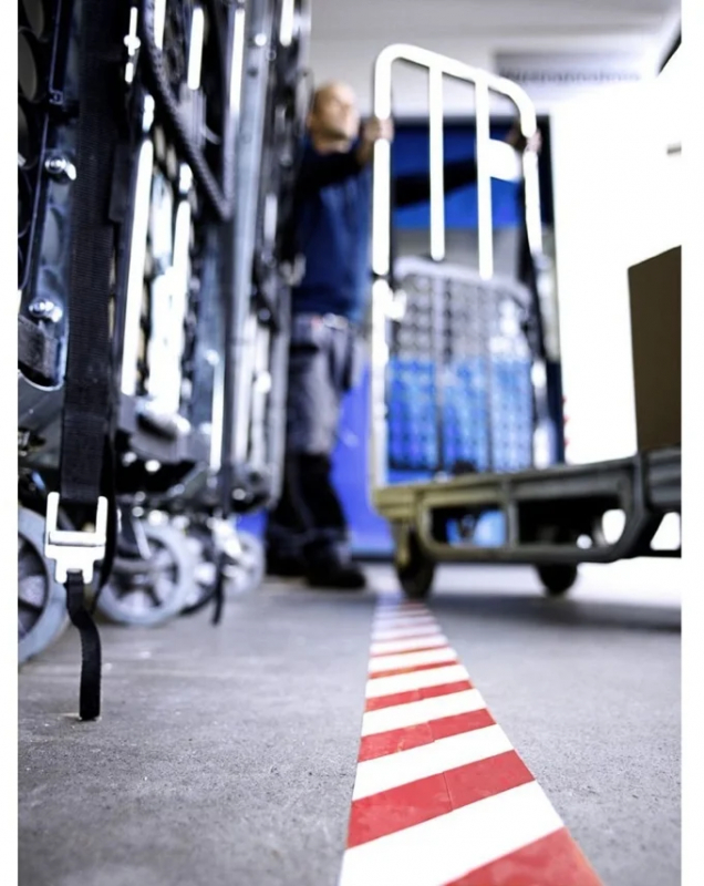 Imagen extra Cinta Adhesiva de Señalizacion 50mm x 66m Rojo/Blanco Tesa 58134-00000-01