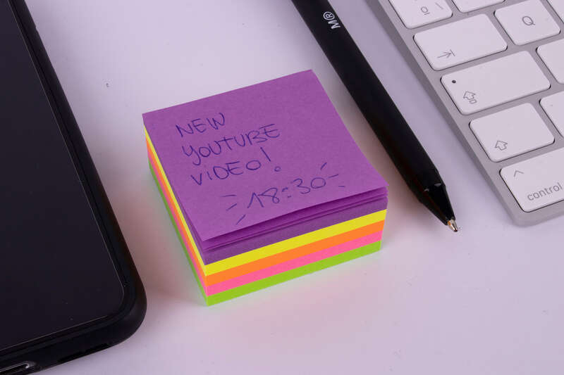 Imagen extra Apli Notas Adhesivas Funny 51x51mm Mini-Cubo 250 Hojas - 5 Colores Surtidos Fluorescentes - Divertidas y Practicas